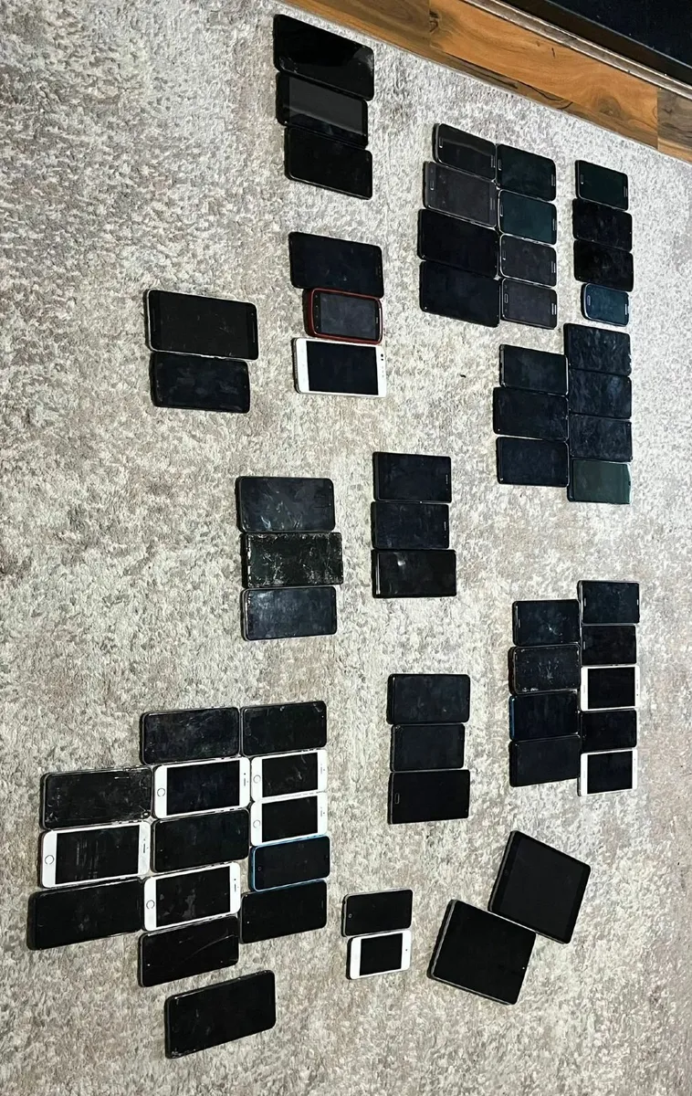 JOBLOT of phones for repair or parts - Image 1