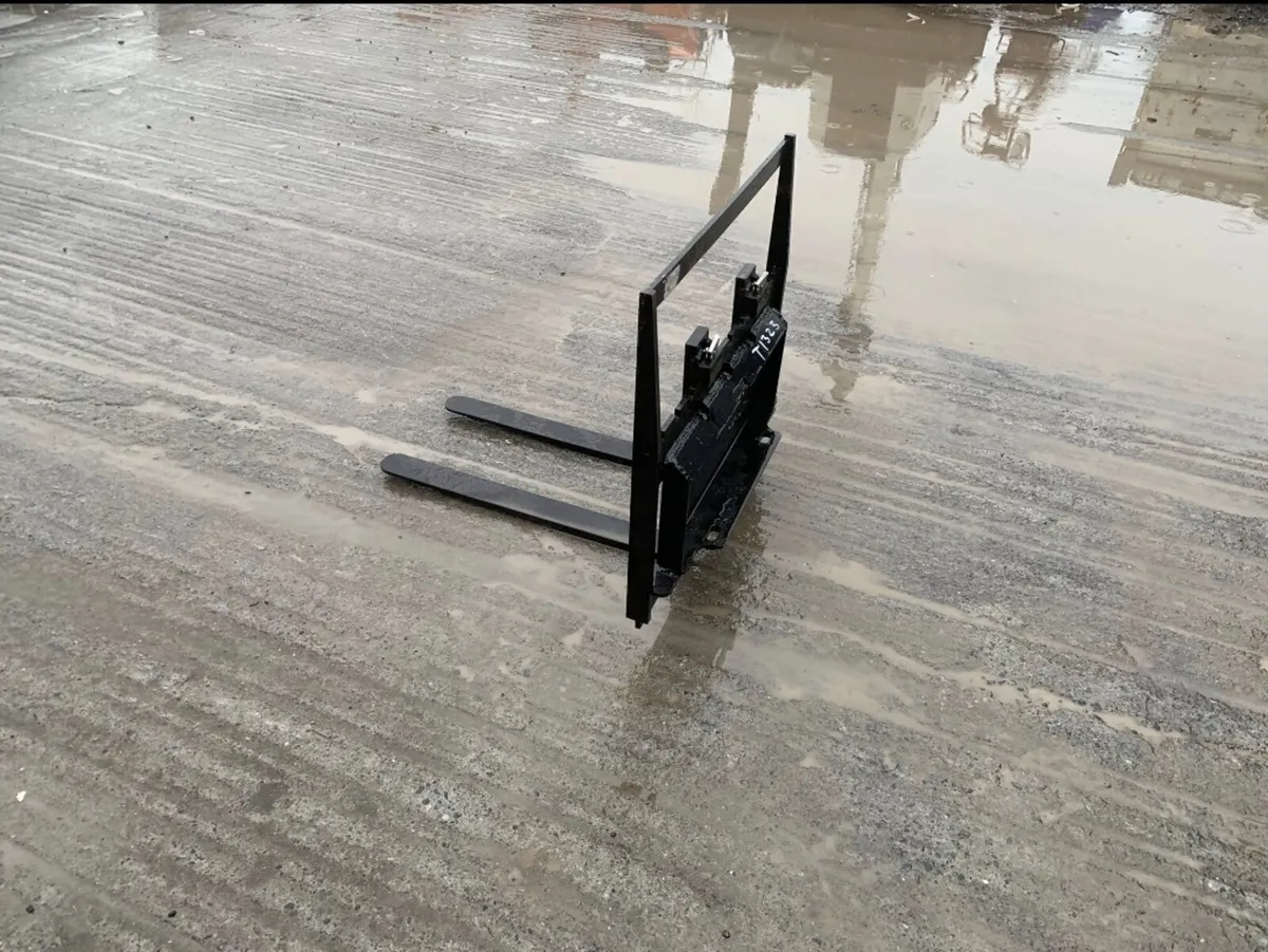 Mini Skid Steer Forks – Heavy-Duty Attachments - Image 4