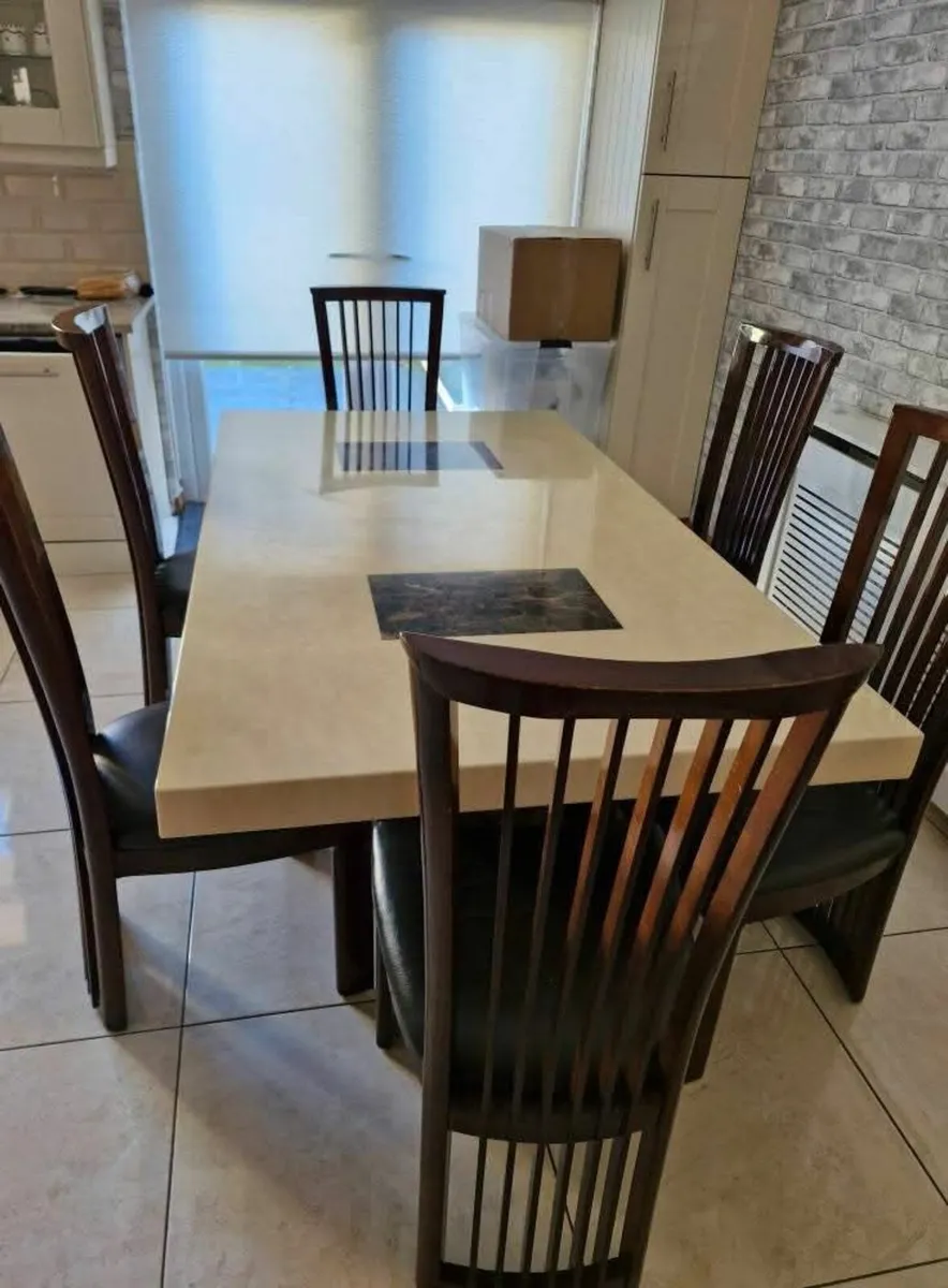 Kitchen table and chairs - Image 1