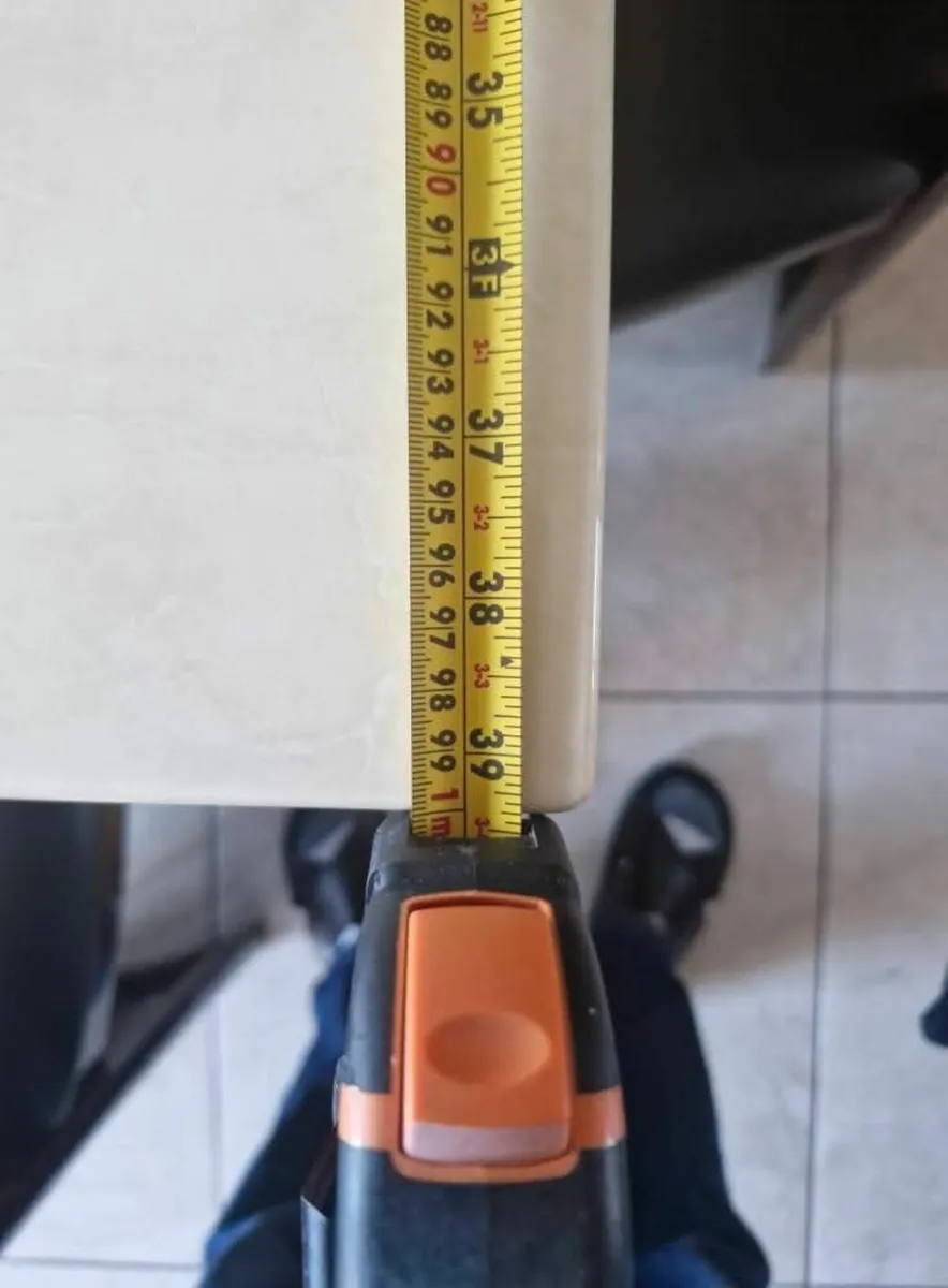 Kitchen table and chairs - Image 4