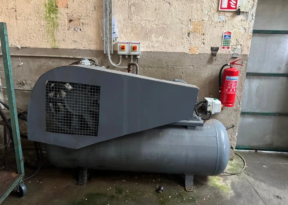 Air compressor / lift / weighing scales - Image 1