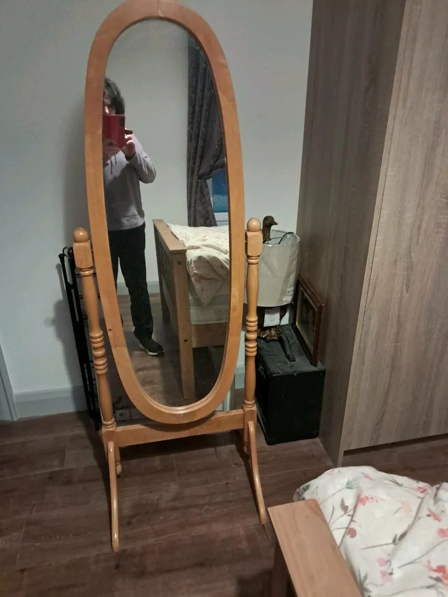 Free standing mirror