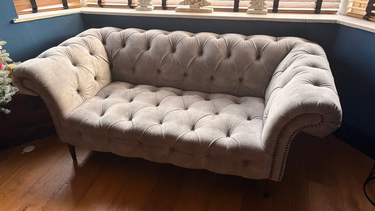2 x Chesterfield sofas - Image 2