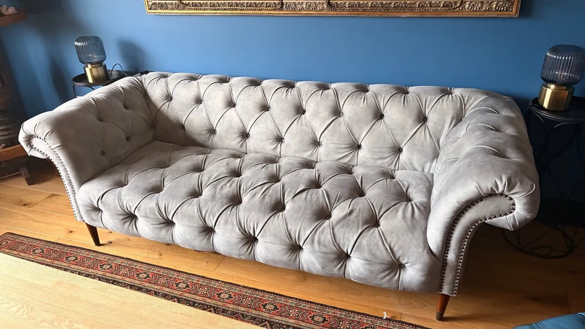 2 x Chesterfield sofas - Image 1