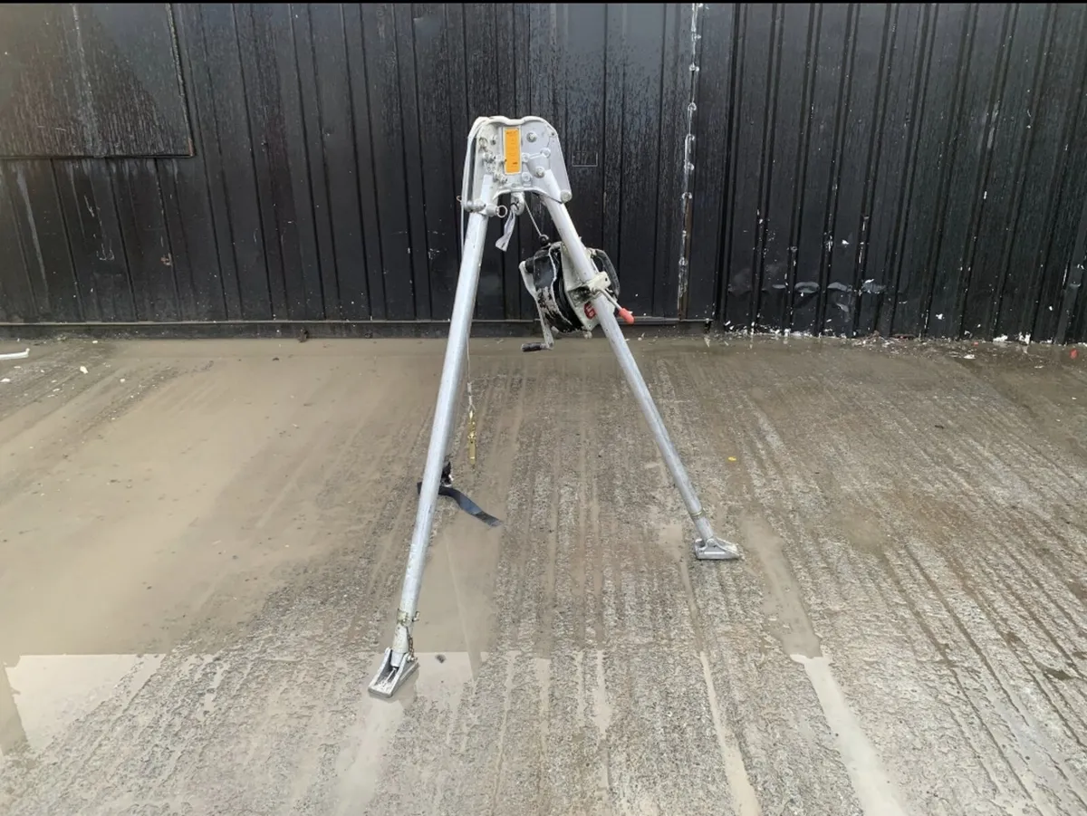 Man Hoist & Tripod Stand - Image 1