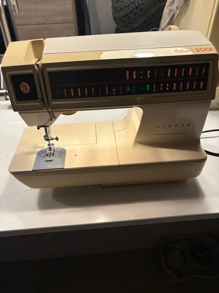 SINGER Futura 2001 Sewing Machine with case - Image 2