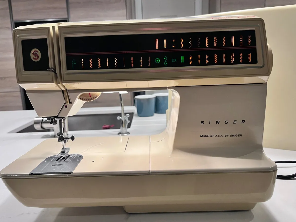 SINGER Futura 2001 Sewing Machine with case - Image 3