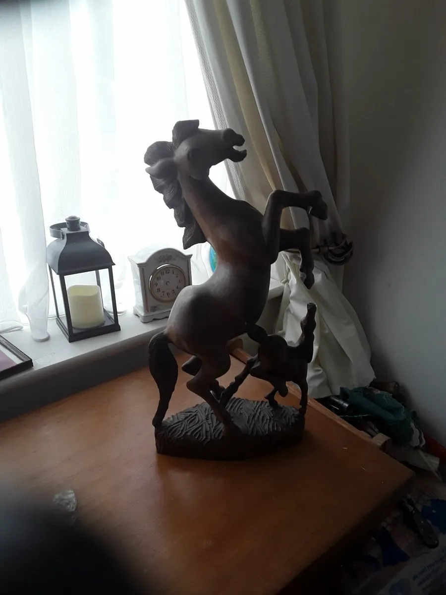 Indonesian hand carved large horse on plaque - Image 1