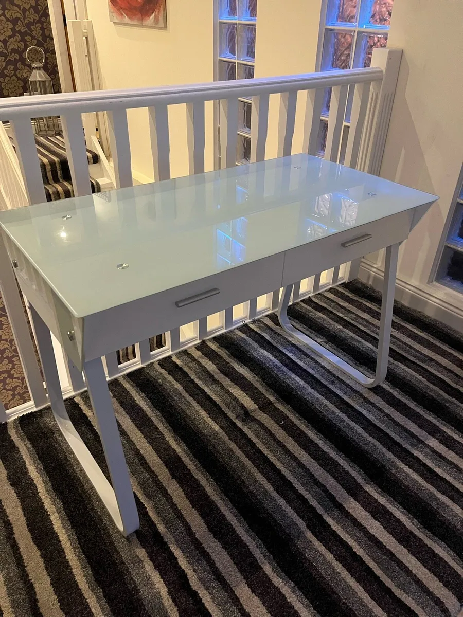 Study desk / Makeup desk