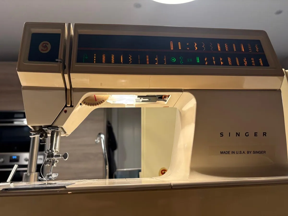 SINGER Futura 2001 Sewing Machine with case - Image 1