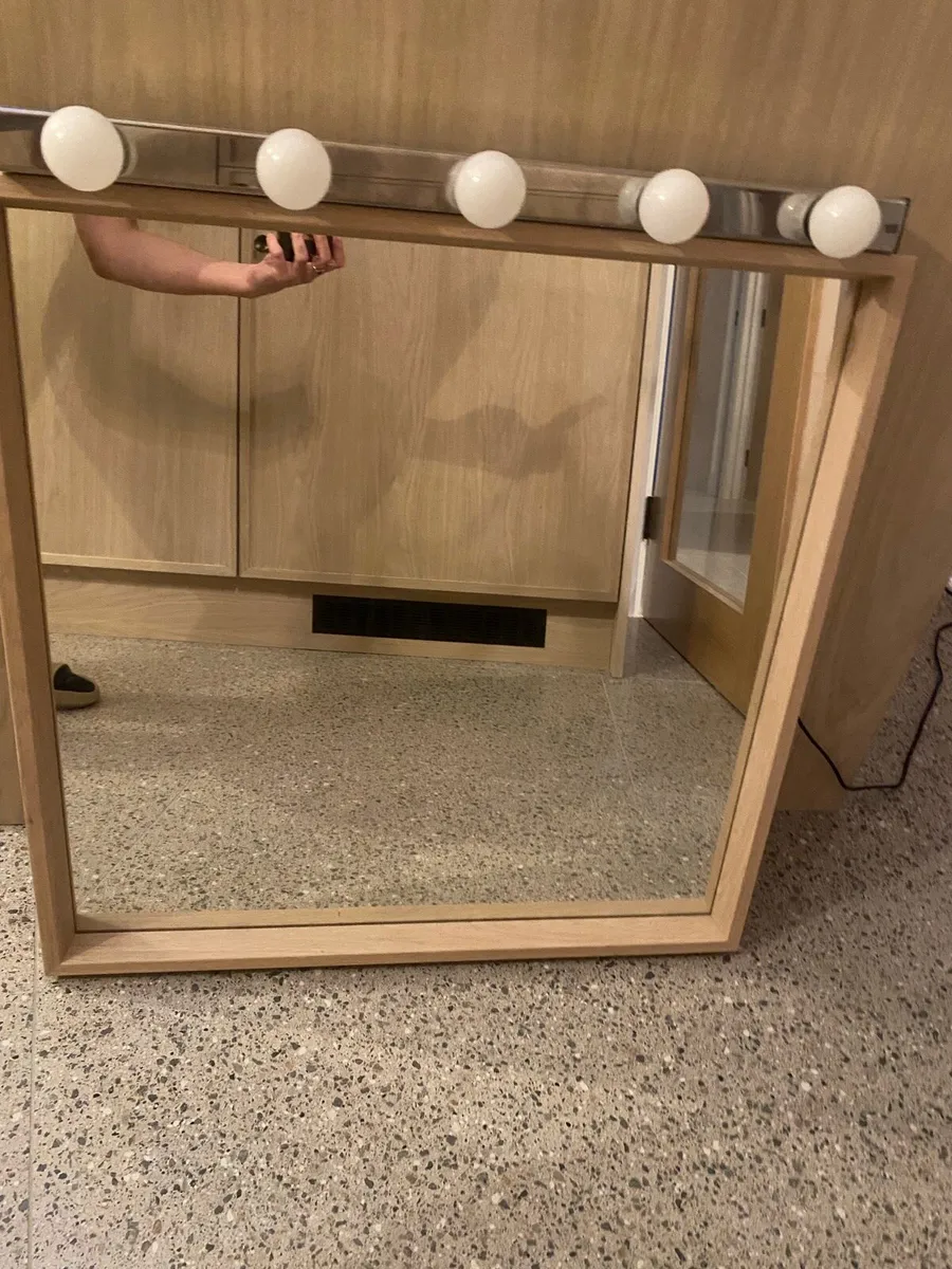 Light up mirror suit dressing table or desk