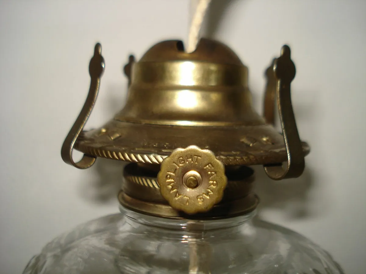VINTAGE 1985 STORM OIL LAMP NEVER USED. - Image 4