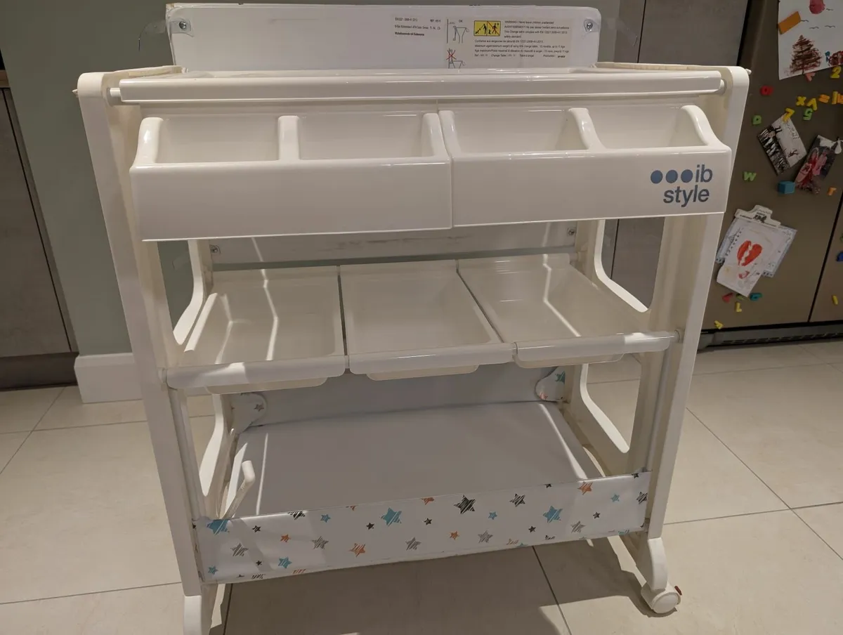 Baby changing table and baby bath - Image 3