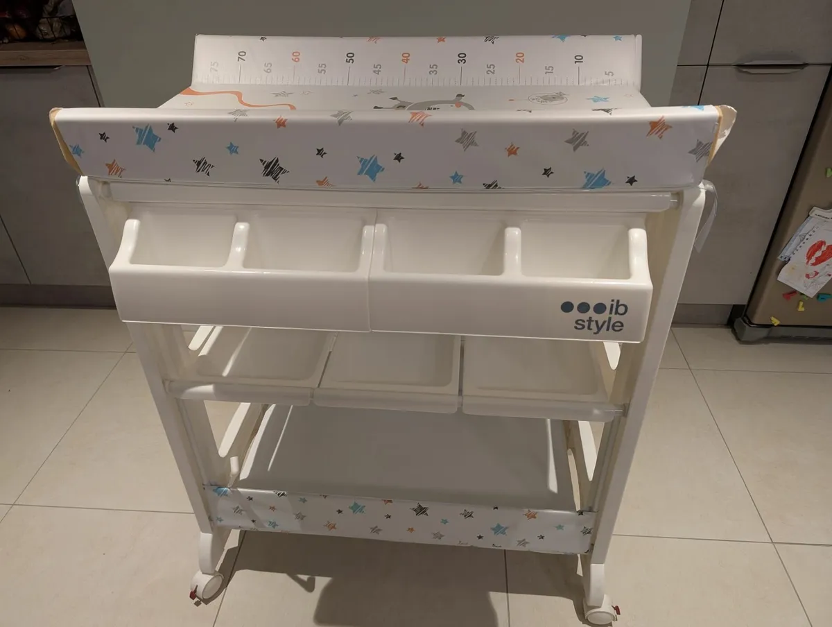Baby changing table and baby bath - Image 1