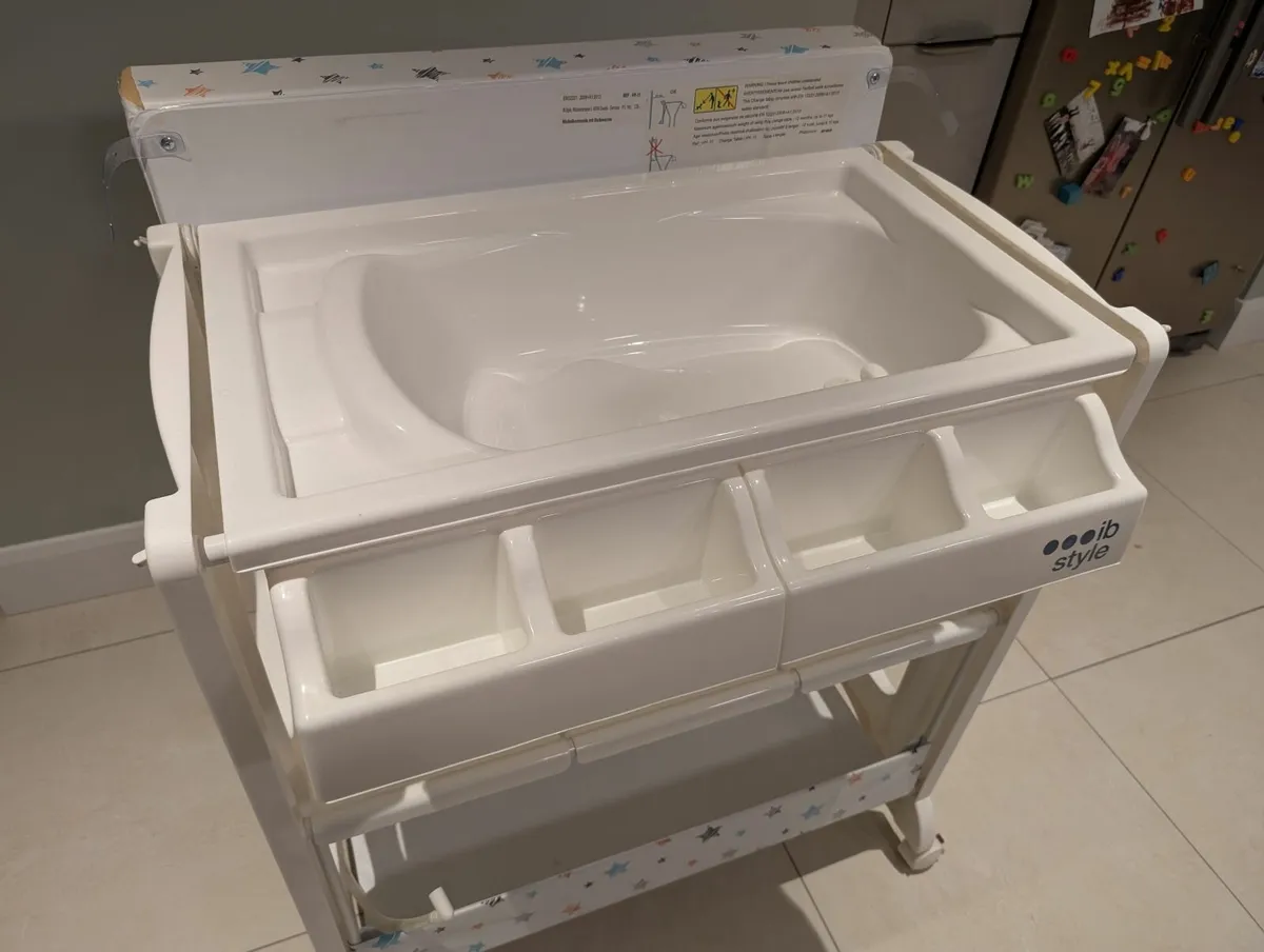 Baby changing table and baby bath - Image 4