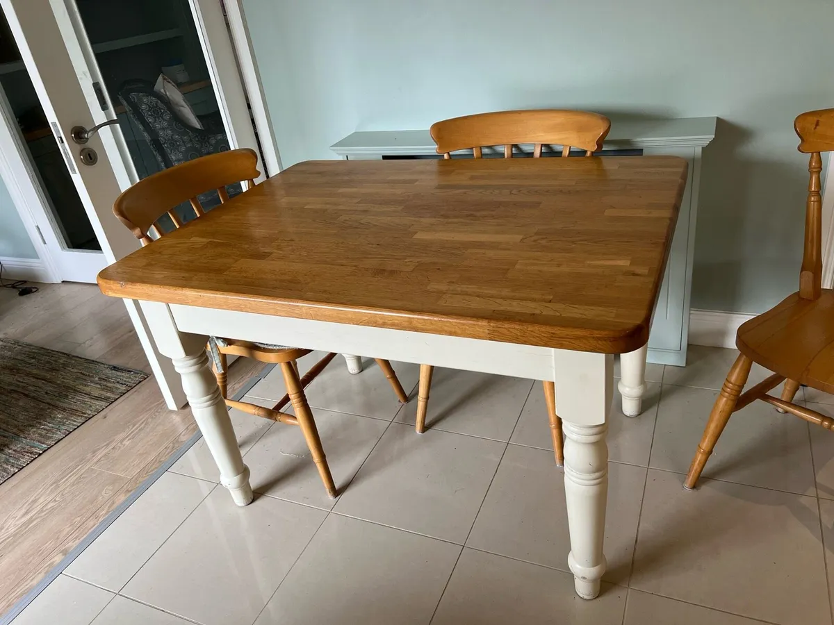 Solid oak farmhouse table and four chairs - Image 2