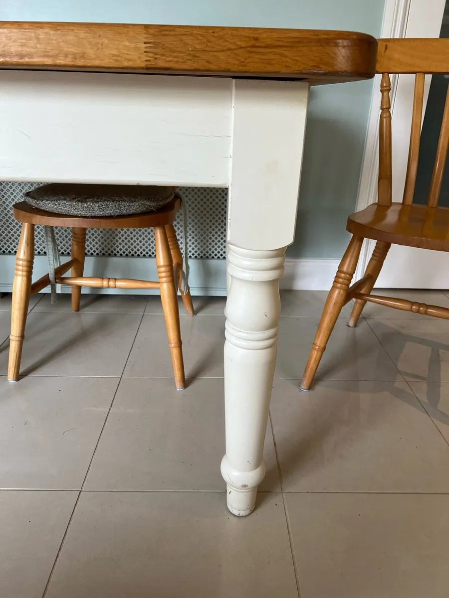 Solid oak farmhouse table and four chairs - Image 3