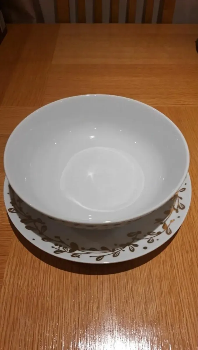 Gold and white large Christmas bowl & plate set - Image 3