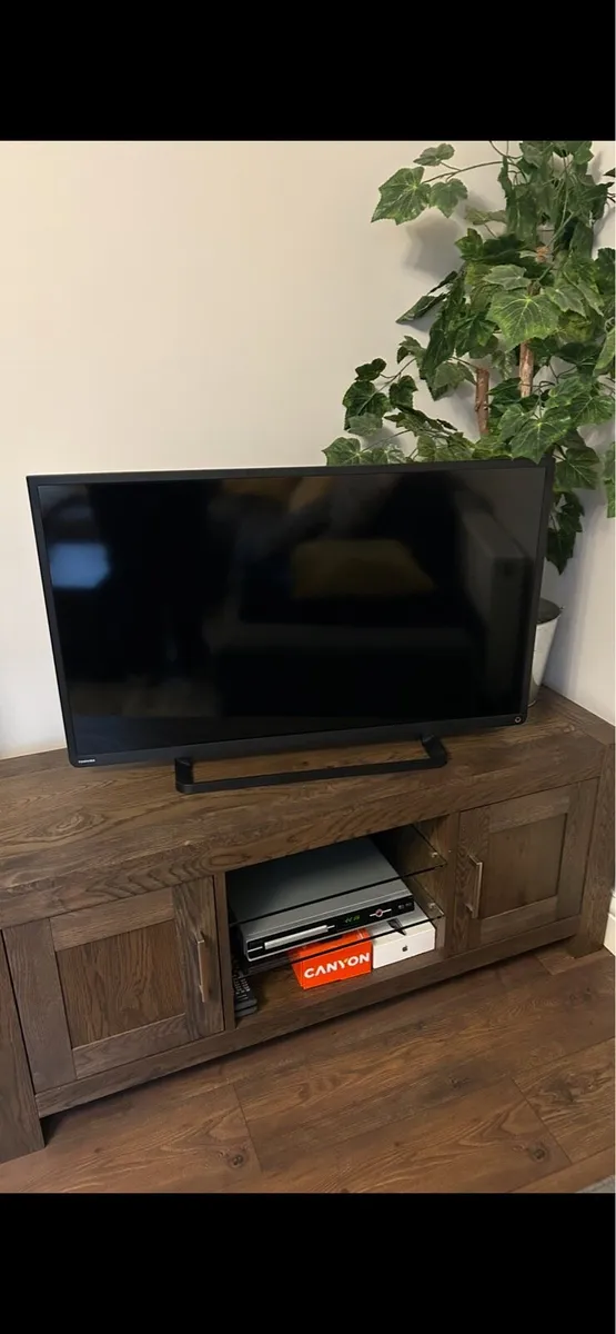 40 inch Toshiba TV - Image 2