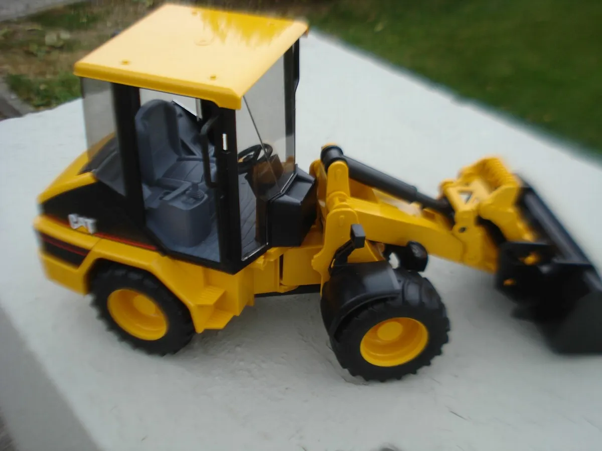 BRUDER CAT RUBBER WHEEELS LOADER. 1/16 SCALE. - Image 1