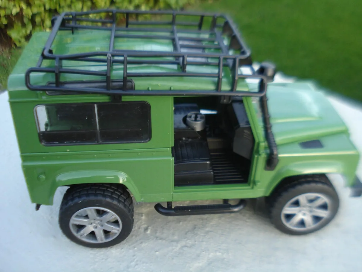 LARGE BRUDER  LANDROVER DEFENDER. 1/16 SCALE. - Image 2