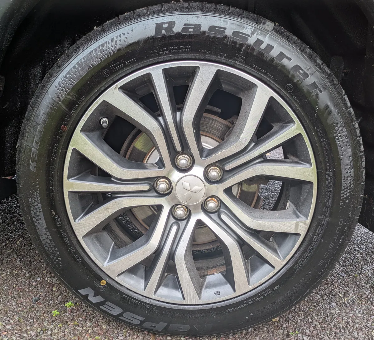 Mitsubishi Outlander AUTO/4X4 /7 SEATER /TOP SPEC - Image 3