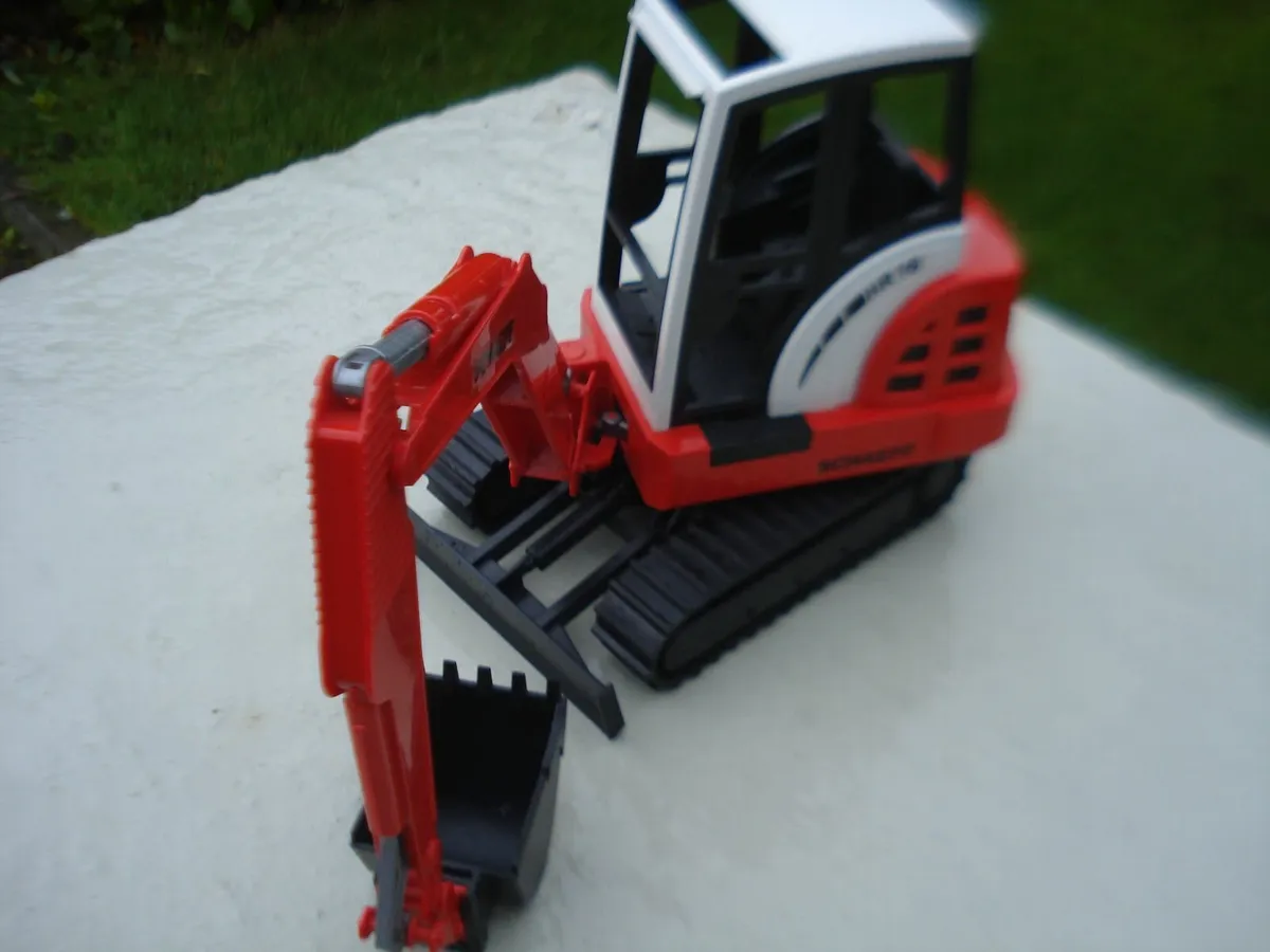 BRUDER SCHAEFF HR16 MINI EXCAVATOR. 1/16 SCALE. - Image 4