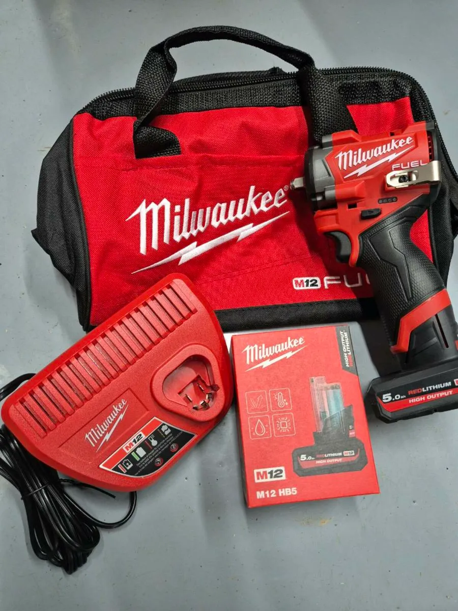 Milwaukee M12 Fuel 3/8' Stubby Impact Wrench Kit - Image 3