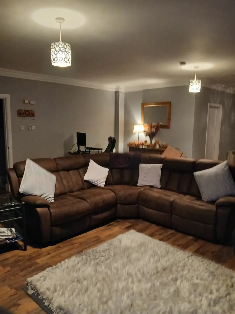 Sittingroom Suite - Image 1