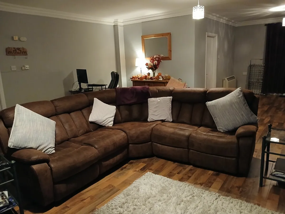 Sittingroom Suite - Image 3