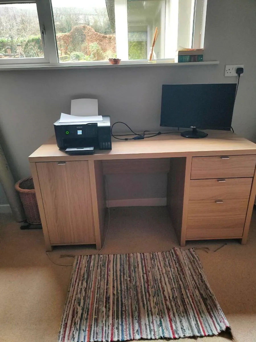 Computer desk - Image 1