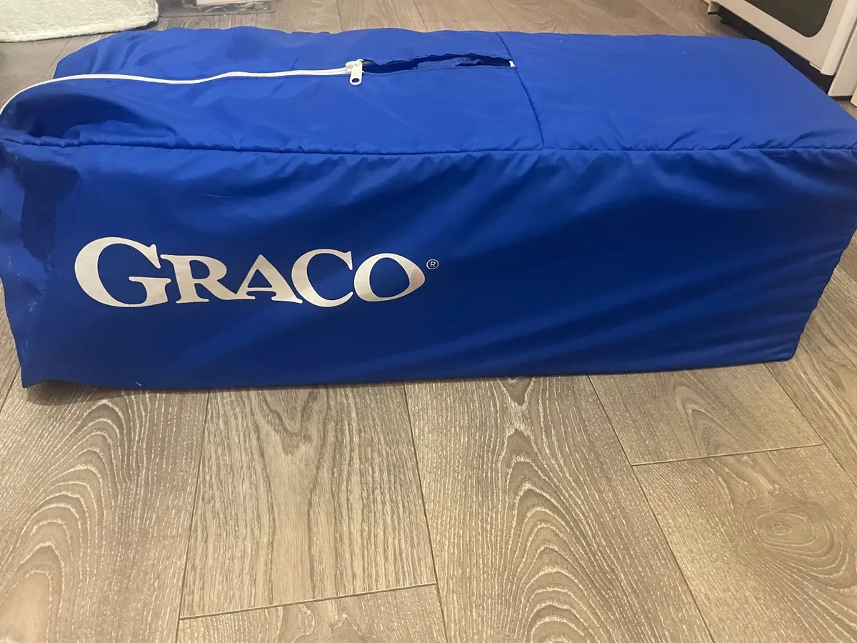 Kids travel cot - Image 1