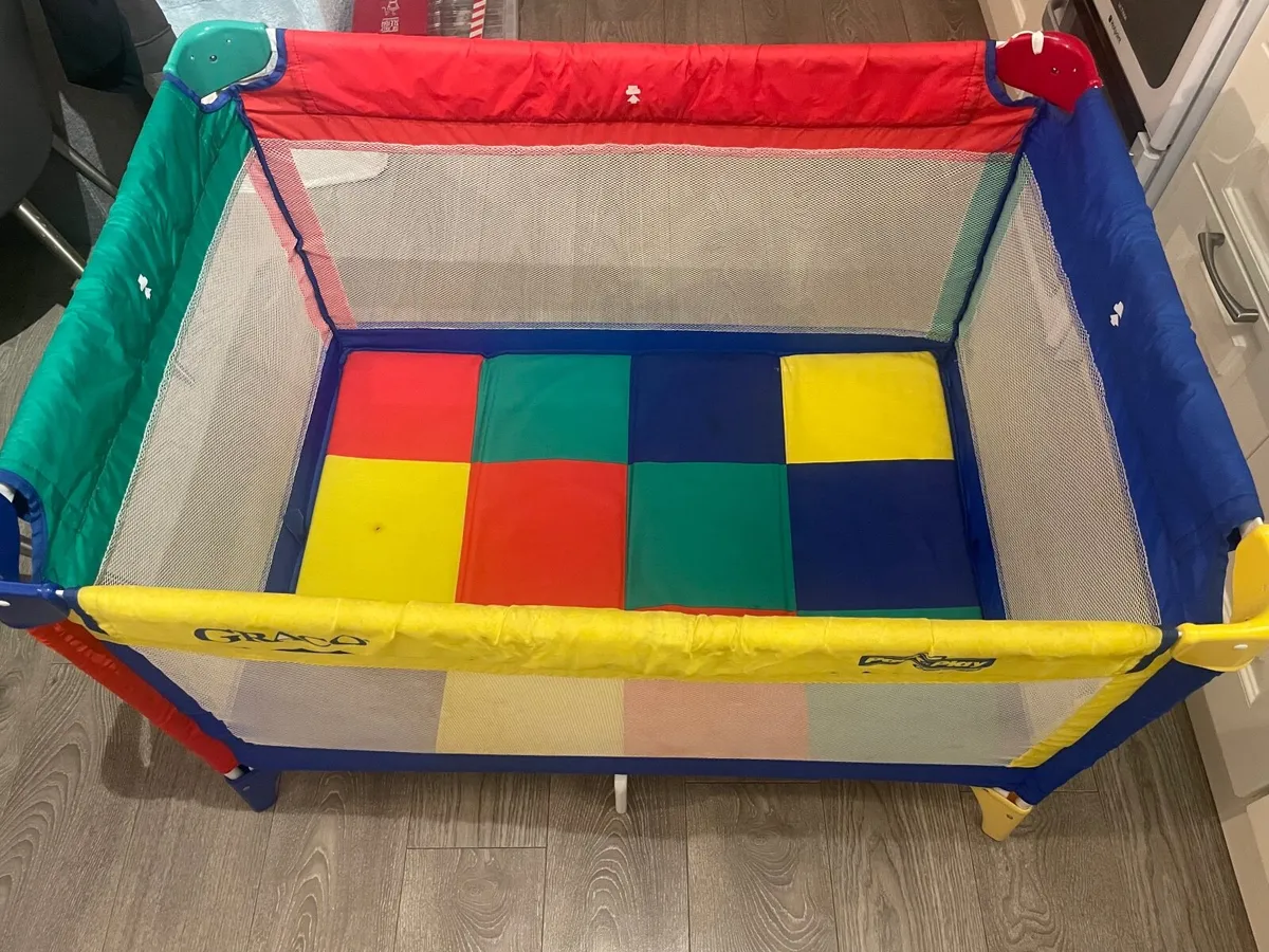 Kids travel cot - Image 3