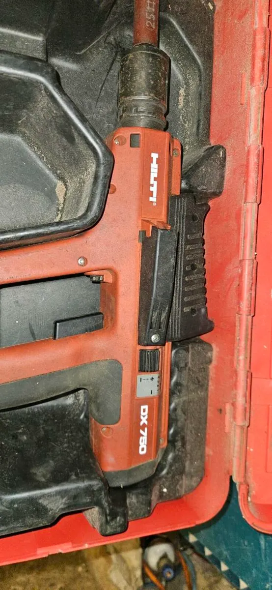 Hilti dx 750 nail gun - Image 1