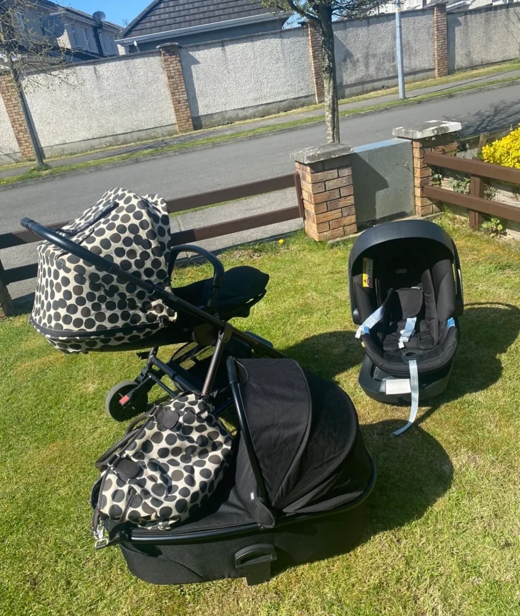 Mamas and Papas pram travel system - Image 4