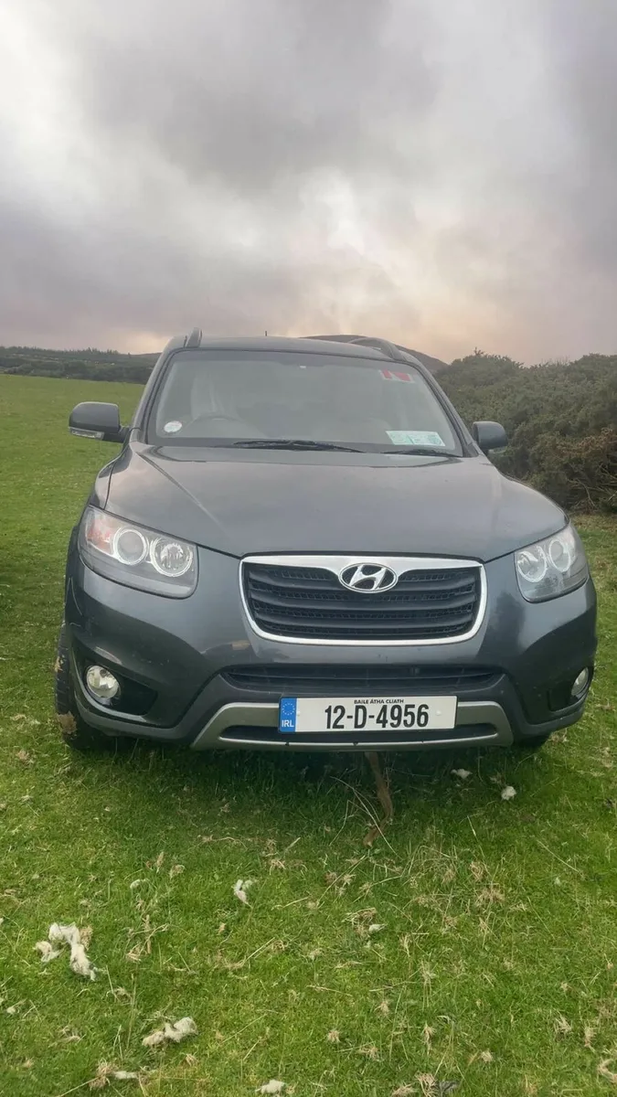 2 Hyundai Santa Fe 2012 - Image 1