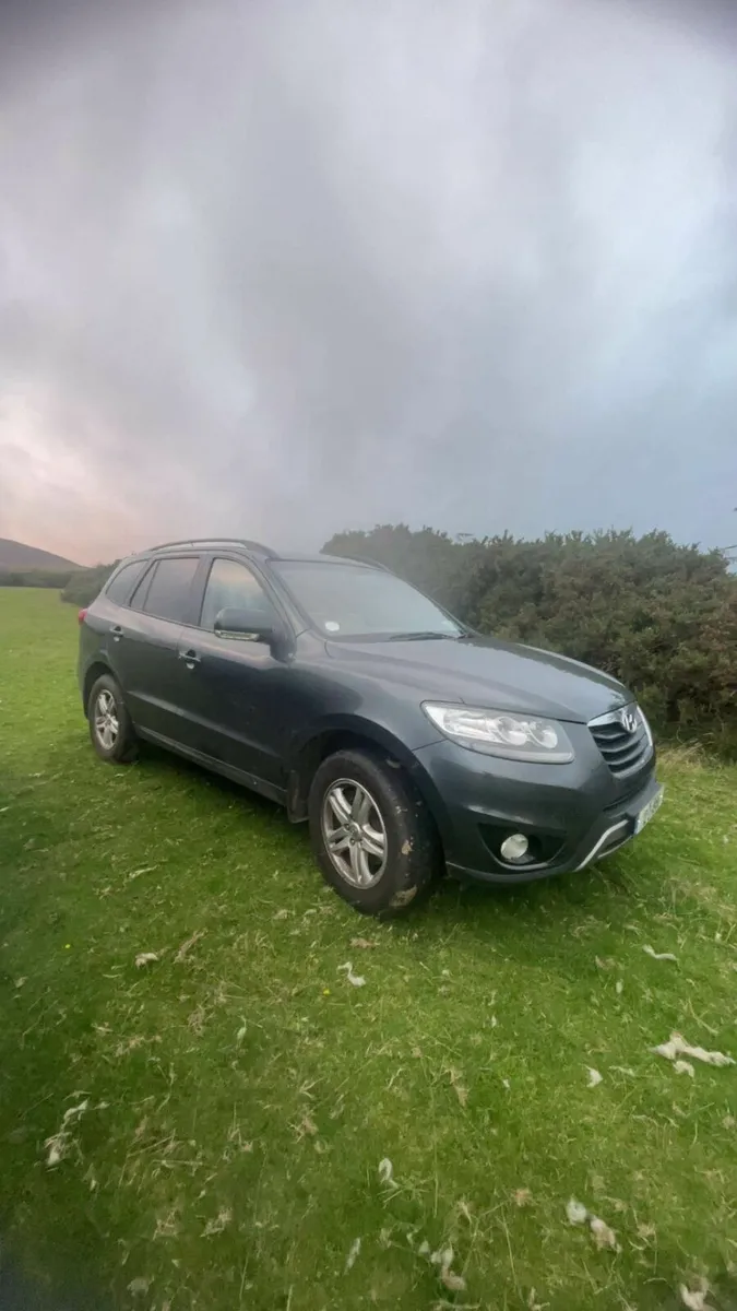 2 Hyundai Santa Fe 2012 - Image 4