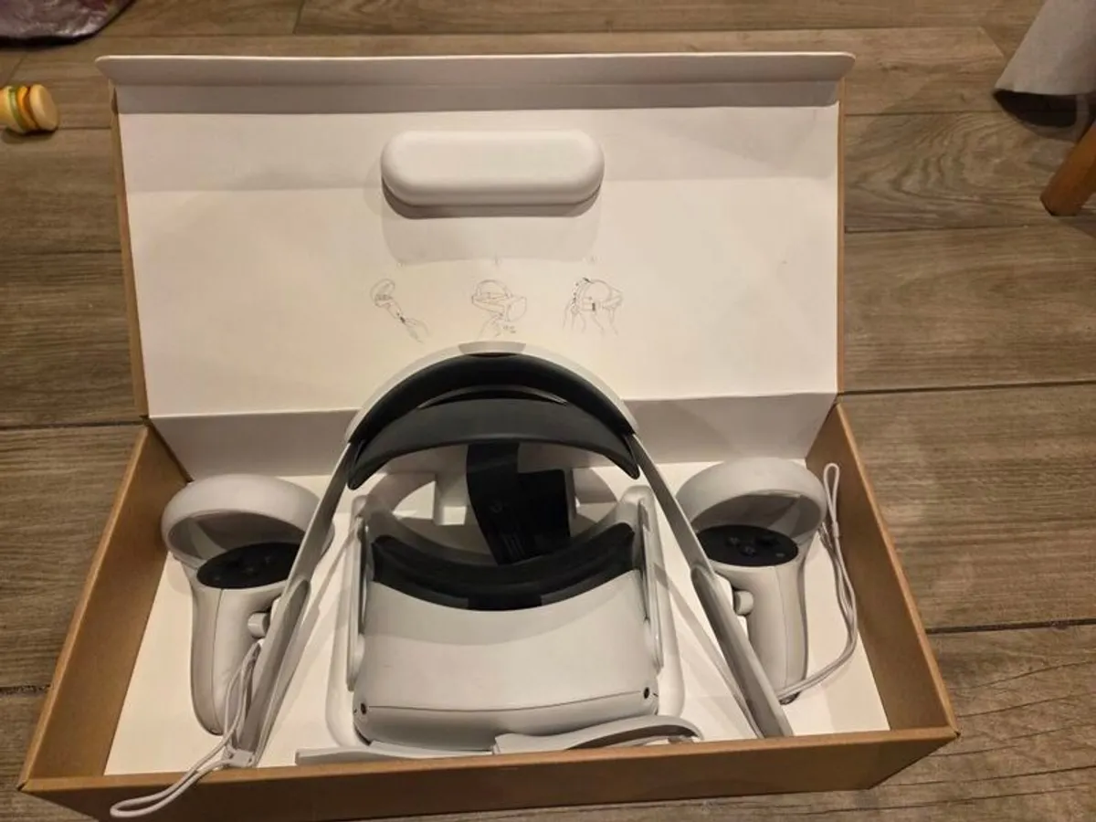 Meta Quest 2 w/charging station - Image 1