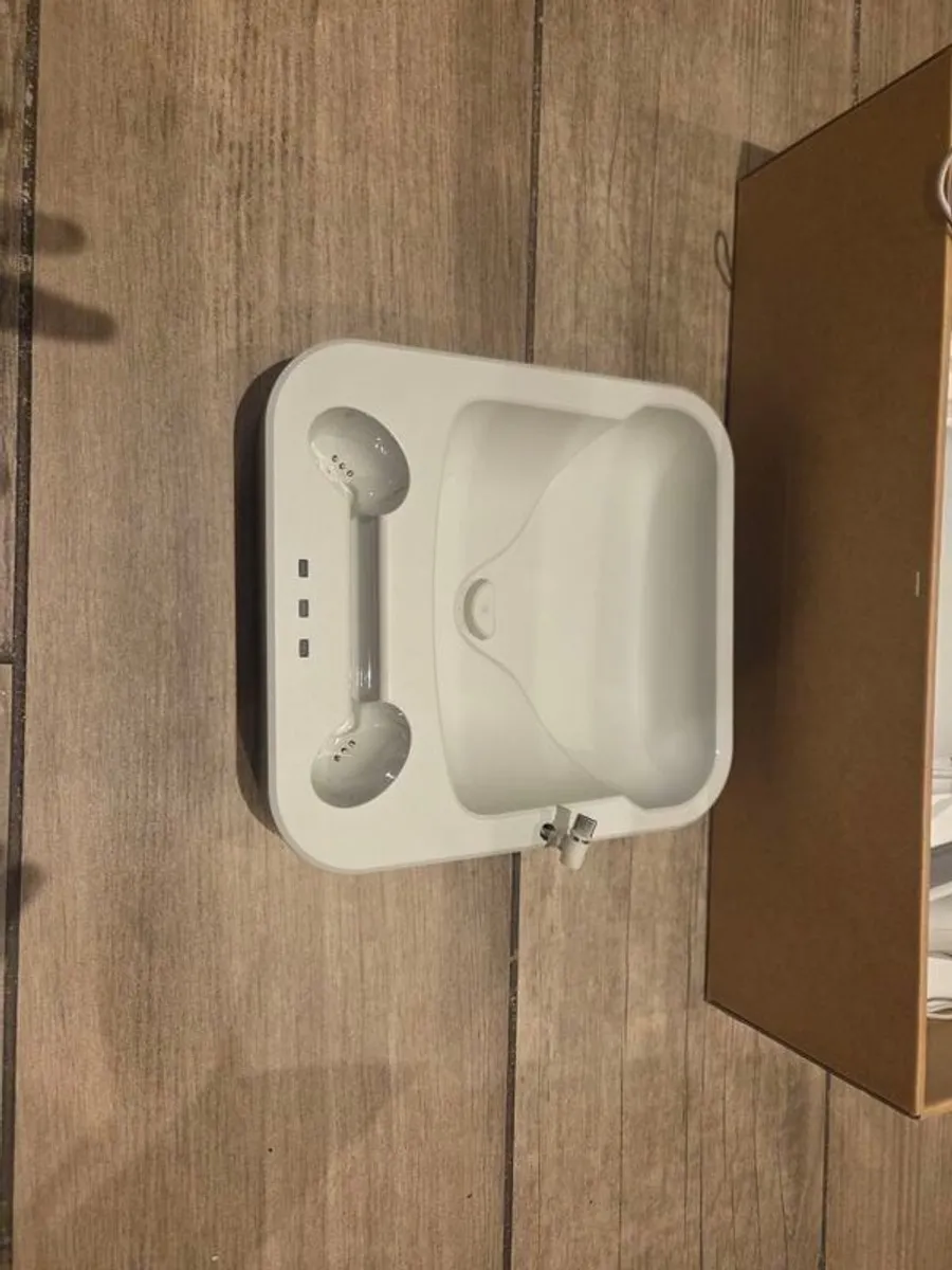 Meta Quest 2 w/charging station - Image 2