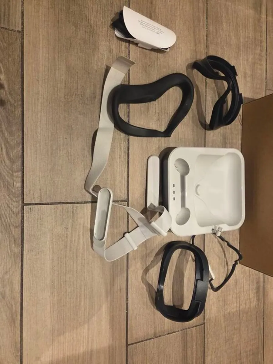 Meta Quest 2 w/charging station - Image 3