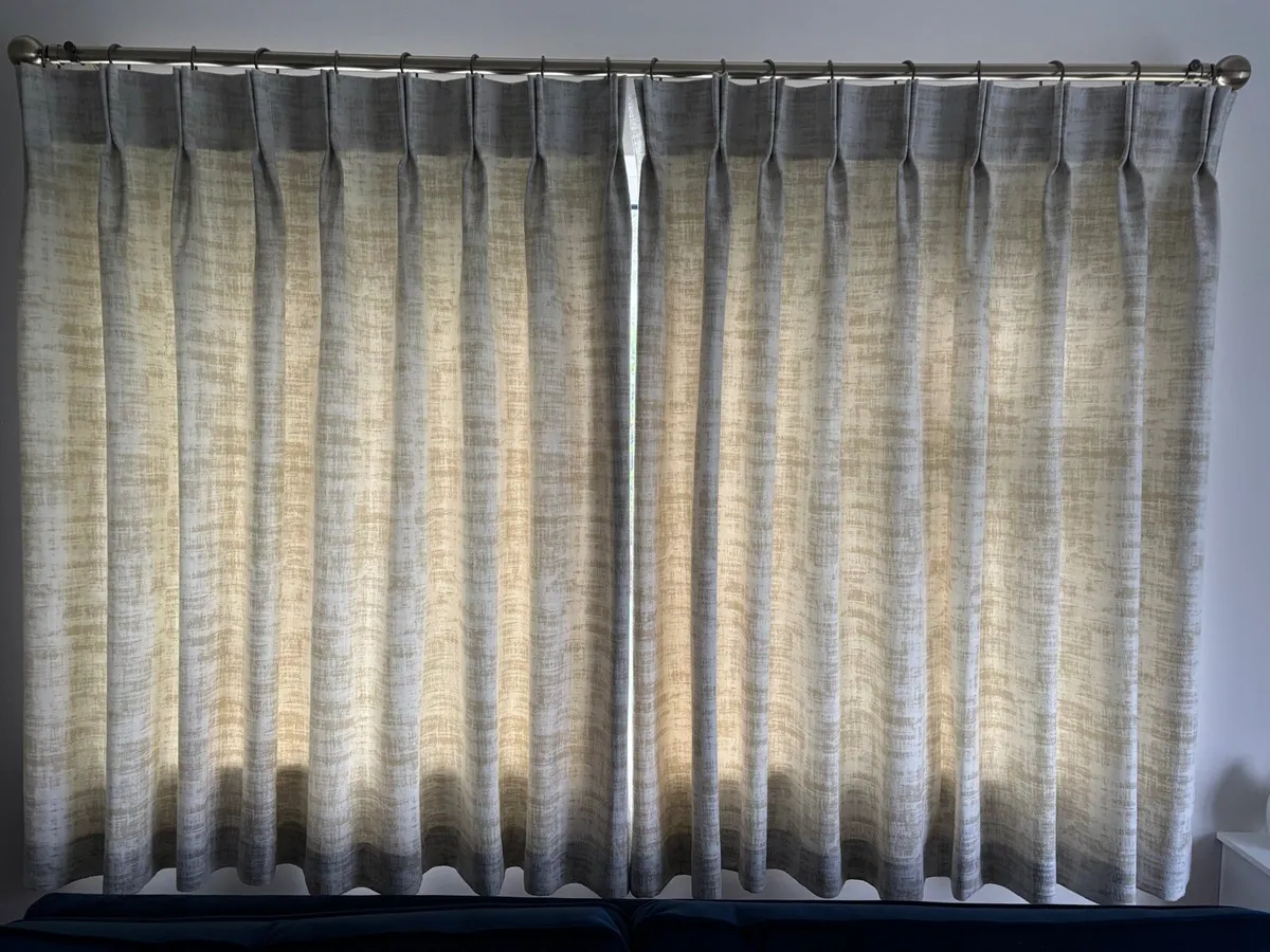 Bay window curtain and regular window curtains set - Image 1