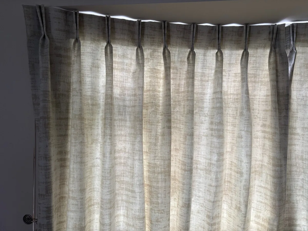 Bay window curtain and regular window curtains set - Image 3