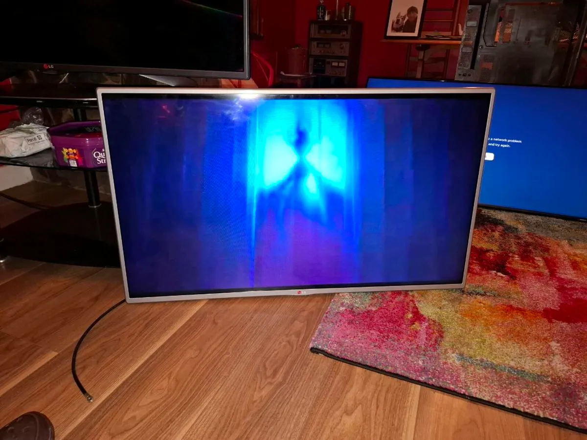42 INCH SMART TV - Image 1