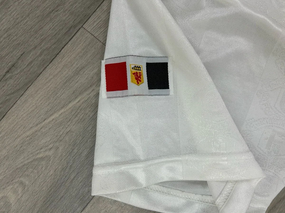 Vintage 1997 Umbro Manchester United Away Jersey - Image 3