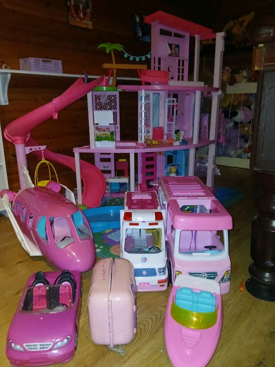 Barbie dreamhouse and vehicles - Image 1