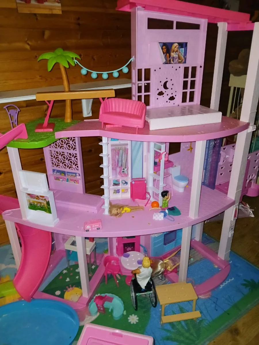 Barbie dreamhouse and vehicles - Image 3