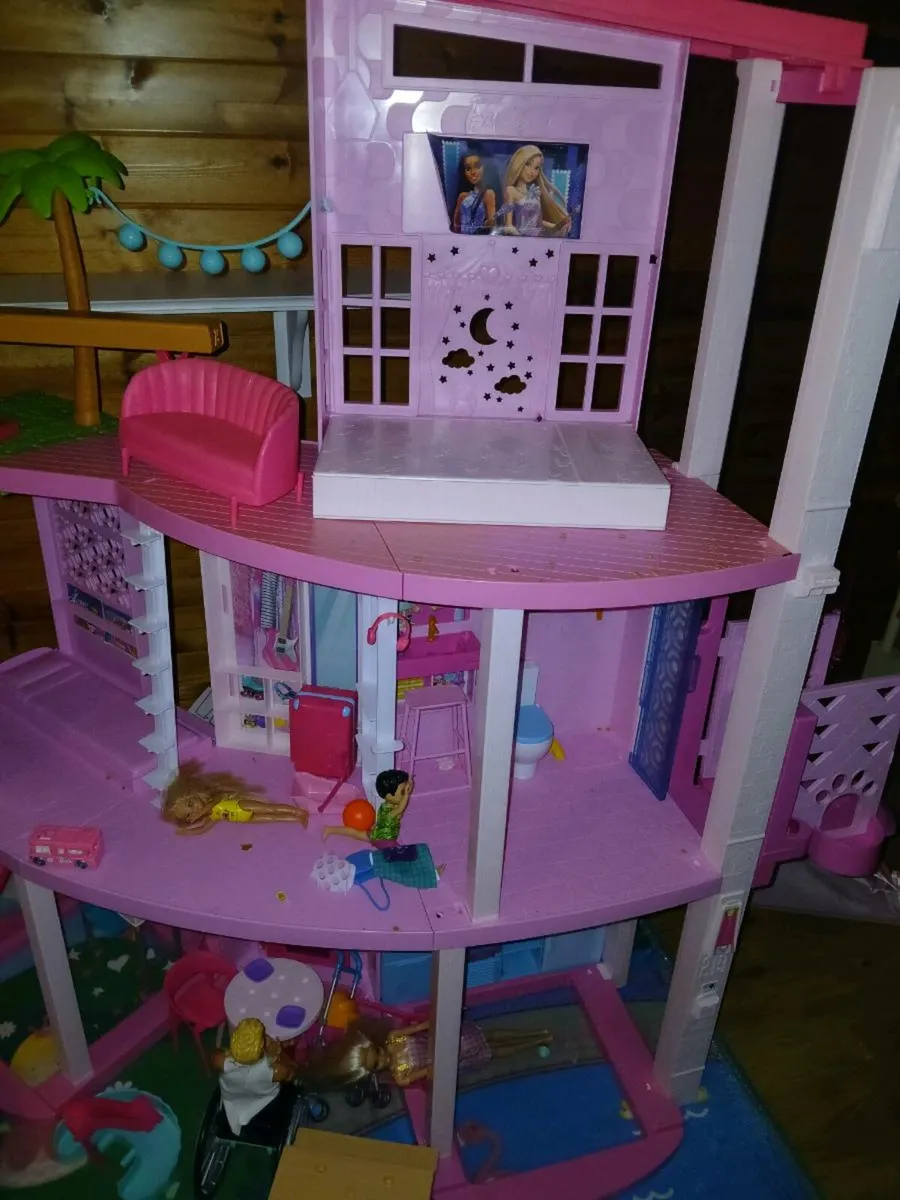 Barbie dreamhouse and vehicles - Image 4