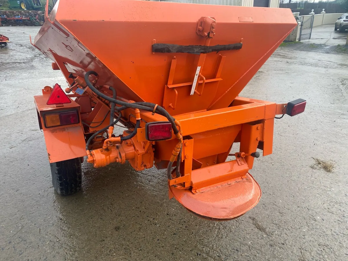 Econ 2 ton salt lime or fertiliser spreader - Image 3