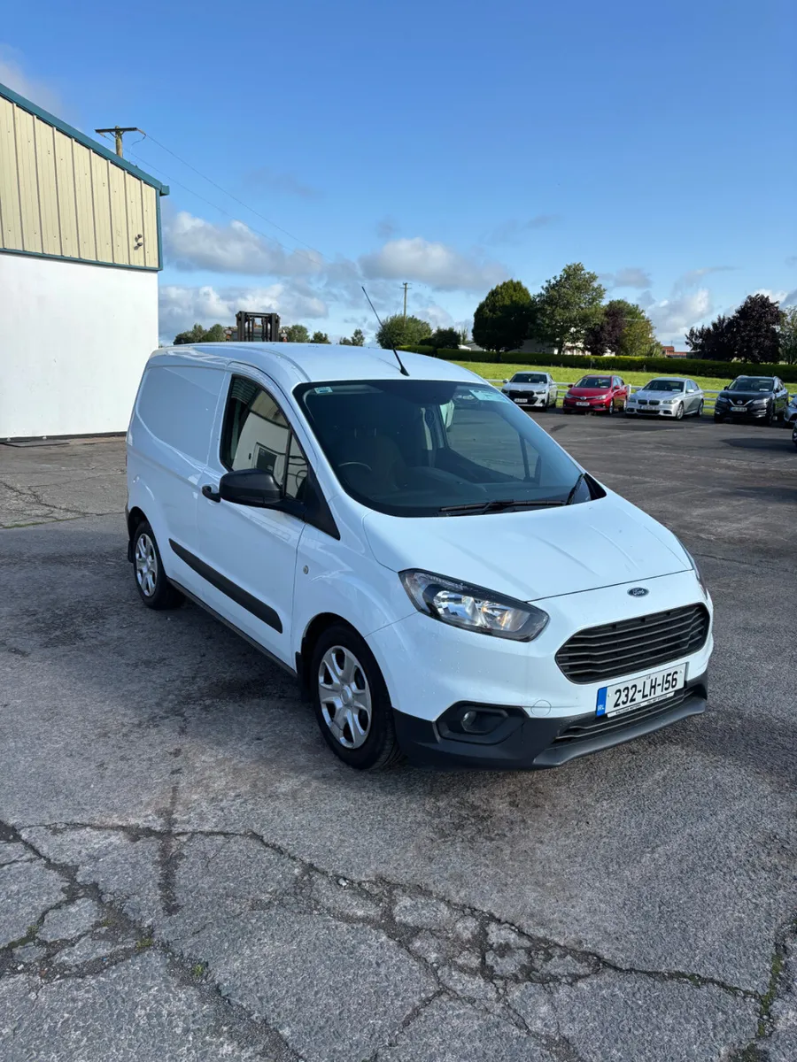 Ford Transit Courier 2023 - Image 2