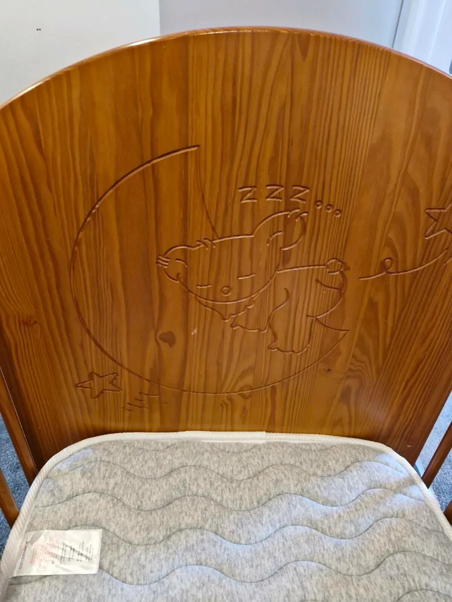 Baby's engraved cot - Image 1